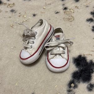 Converse all star size 3. ￼